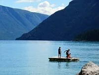 Copyright © Safari the Globe Lustrafjord, Norway - Kids playing on Lustrafjord